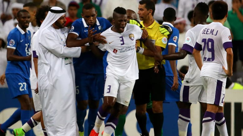 مباراة العين والهلال مستمرة على مواقع التواصل: حضور السعوديات في الملعب وغضب جيان 