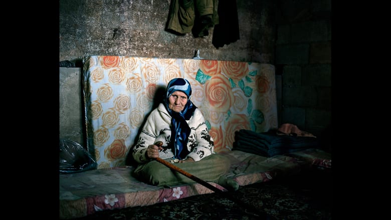خالدية، 103 عاما، هربت من سوريا قبل عامين وهي الآن تعيش في منزل ابنها المستأجر في شمال لبنان.
