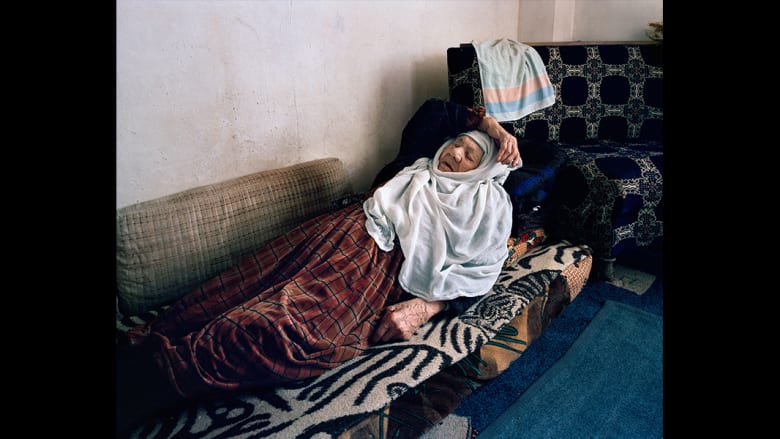سعدة، 100 سنة، في بيتها هي وابنها في وادي البقاع بلبنان. وهي تفتقد حريتها ومنزلها في سوريا.