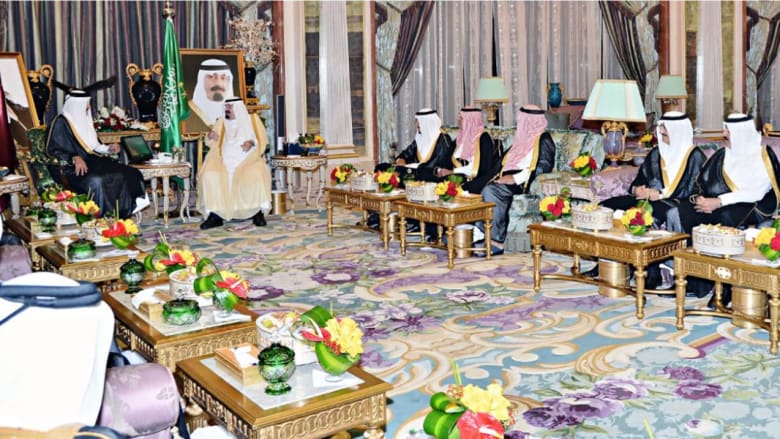 بالصور: ظهور العاهل السعودي في استقبال أمير قطر يدحض شائعات حالته الصحية