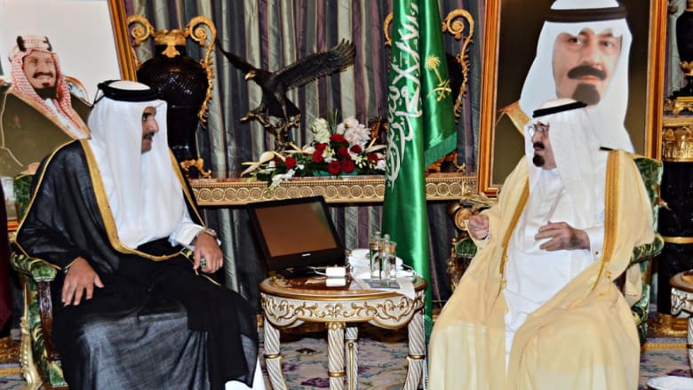 بالصور: ظهور العاهل السعودي في استقبال أمير قطر يدحض شائعات حالته الصحية