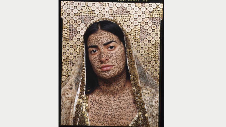 فنانة مغربية تحتفل بجمال المرأة العربية بالرصاص
