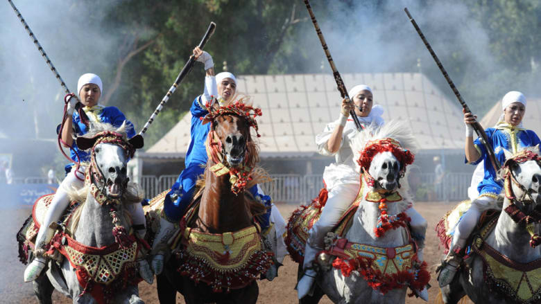 بالصور.."فانتازيا" نسائية على الخيول في المغرب