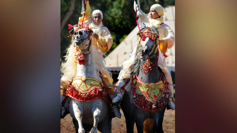 بالصور.."فانتازيا" نسائية على الخيول في المغرب