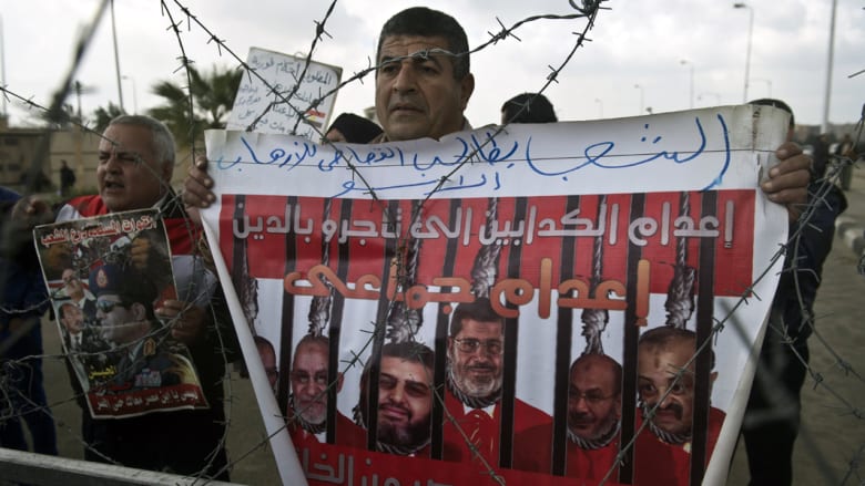 مصر.. النيابة تبدأ مرافعتها بقضية "الاتحادية" وسط جدل حول أسباب "غياب" مرسي