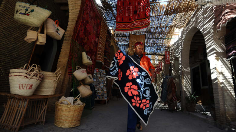 بالصور..هل ينفخ السياح الروح في الأسواق التقليدية التونسية؟