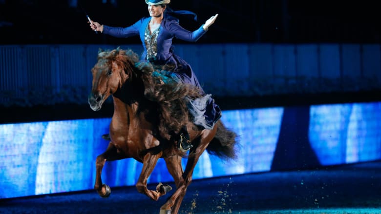 الخيول الراقصة تجلب مع صاحبتها جمهوراً جديداً لعالم الفروسية
