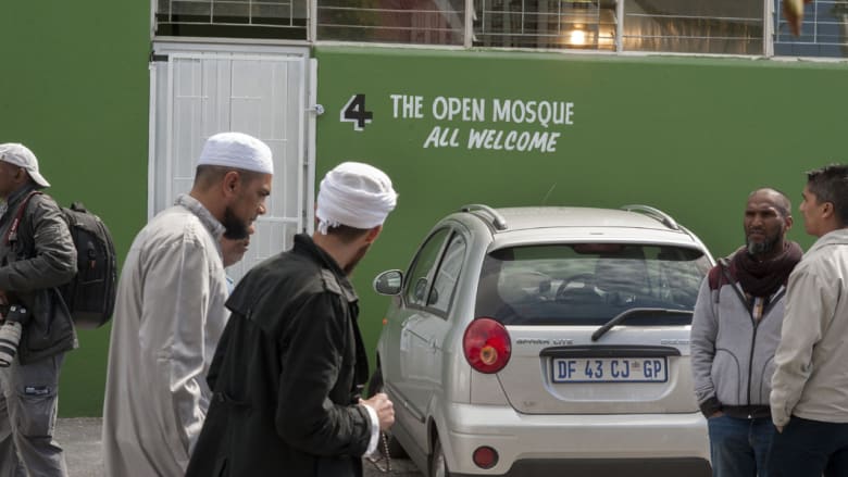 افتتاح "مسجد" يقبل المثليين وجميع الديانات وإمامة المرأة في جنوب إفريقيا وجزائري يتظاهر ضده