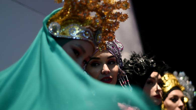 بالصور..أزياء إسلامية بألوان زاهية في كوالالمبور