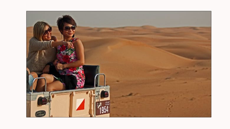 كيف تغيرت دبي خلال 25 عاماً؟ رحلة للسفاري تكشف عن حياة البدو الرحل