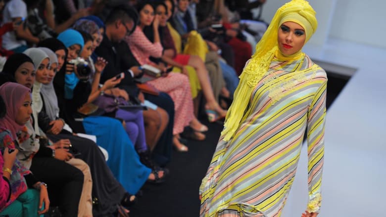 المسلمون ينفقون 224 مليار دولار على الأزياء.. ويفتقدون لعلامة دولية