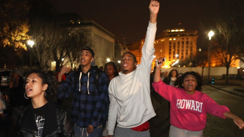 بالصور: مظاهرات في فيرغسون وكبرى مدن أمريكا بعد الحكم بقضية مقتل شاب أسود