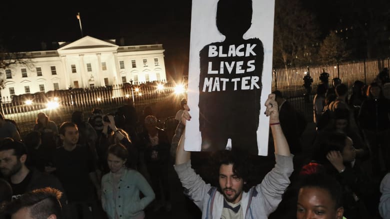 بالصور: مظاهرات في فيرغسون وكبرى مدن أمريكا بعد الحكم بقضية مقتل شاب أسود