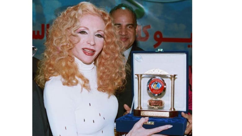 صباح خلال تكريمها في مهرجان القاهرة السينمائي الثامن والعشرين 30 نوفمبر/ تشرين الثاني 2004