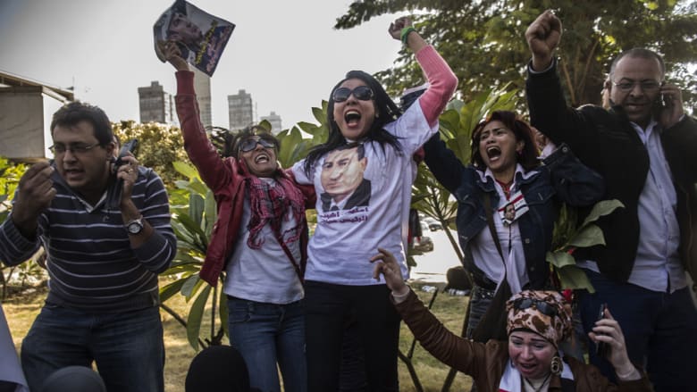 أنصار مبارك يعبرون عن فرحهم البالغ بالتبرئة