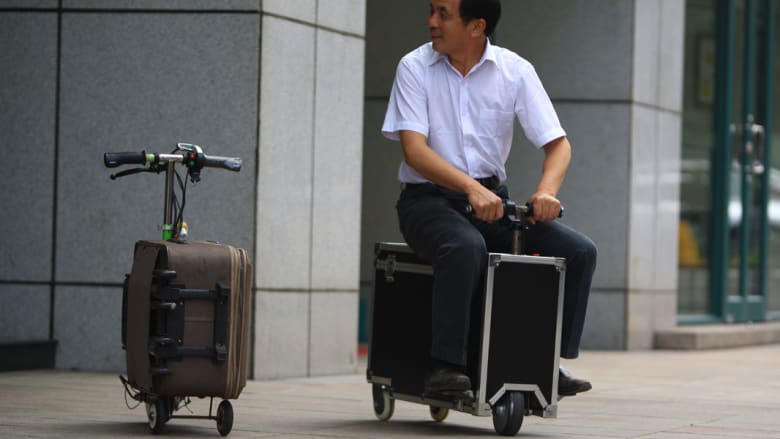 مزارع صيني يخترع دراجة موصولة بحقيبة للسفر