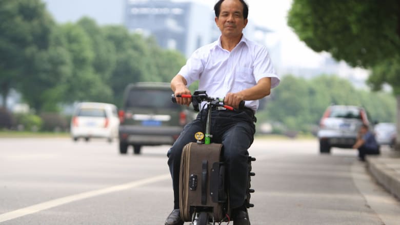 مزارع صيني يخترع دراجة موصولة بحقيبة للسفر