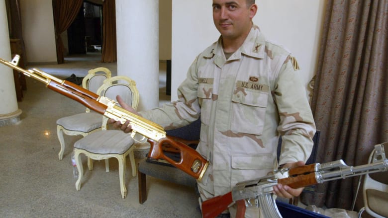 بالصور: الحكم على أمريكي اعترف بالتورط في بيع أسلحة مسروقة لصدام حسين وعائلته