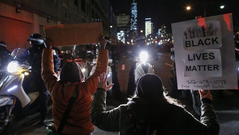 بالصور.. احتجاجات في نيويورك لعدم إدانة شرطي بمقتل إريك غارنر