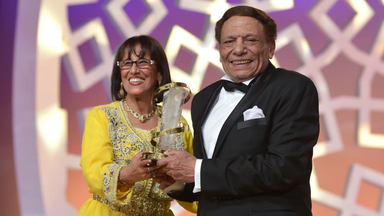 المخرجة والفنانة المغربية ثريا جبران والممثل المصري عادل إمام أثناء تقديم جائزة تكريم له