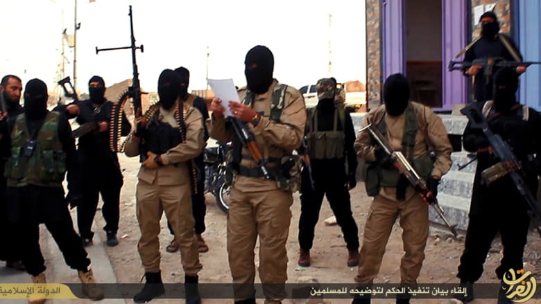 بالصور: داعش تقتل رجلا بتهمة المثلية الجنسية عبر "الإلقاء من شاهق" ثم الرجم