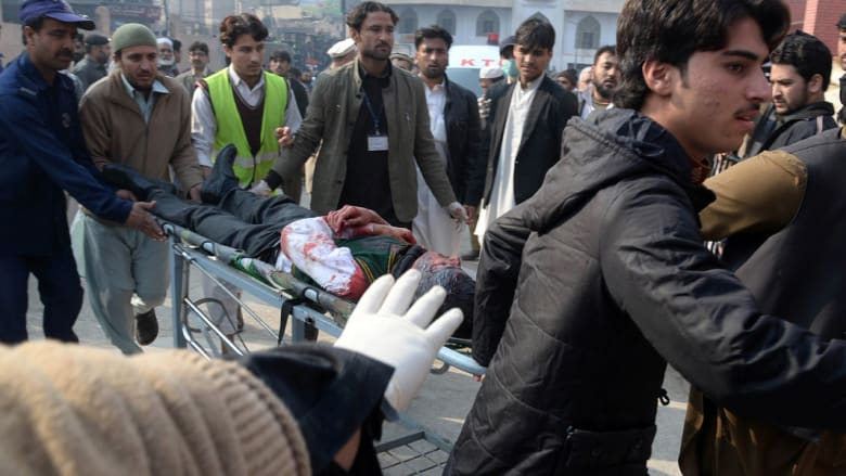 بالصور: مشاهد مروعة من هجوم عناصر طالبان الدموي على مدرسة في باكستان