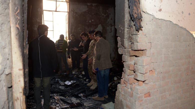 وسائل إعلام باكستانية وجنود يتفقدون غرفة محترقة في المدرسة التي يديرها الجيش