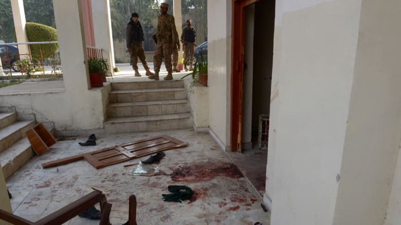جنود الجيش الباكستاني بعد يوم من الهجوم الذي شنه مسلحو طالبان على المدرسة