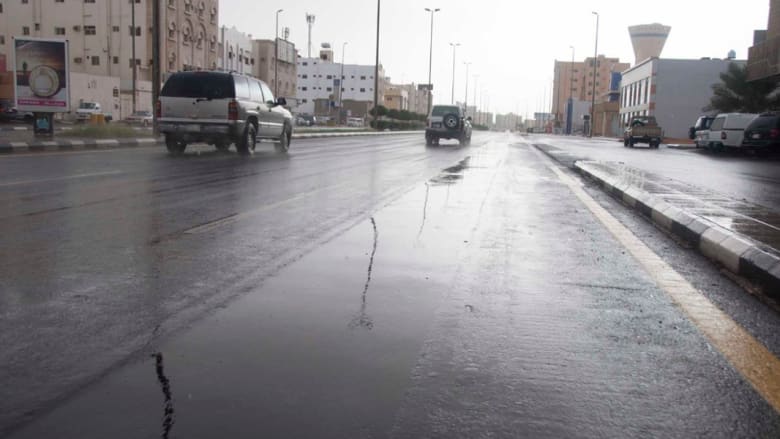 أمطار غزيرة في عسير بالسعودية وتحذيرات في المدينة