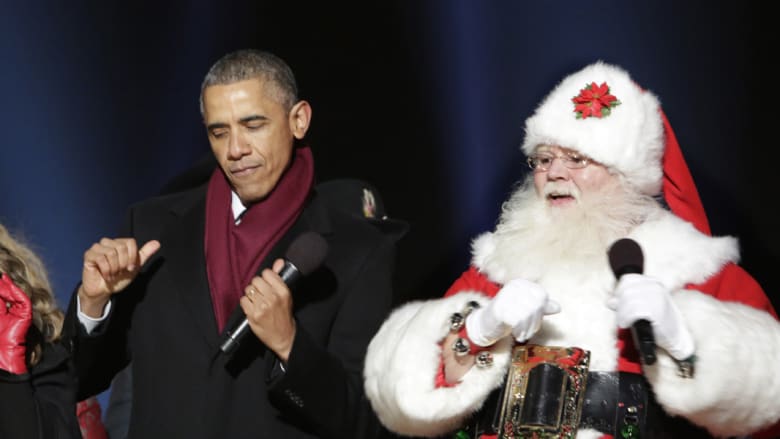 الرئيس الأمريكي يغني مع "بابا نويل" اثناء إضاءة شجرة الميلاد في واشنطن دي سي
