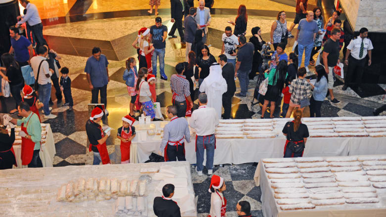 كعكة عملاقة تجمع أكثر من 14 ألف دولار لجهات خيرية في دبي