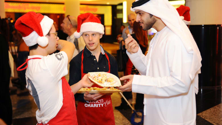 كعكة عملاقة تجمع أكثر من 14 ألف دولار لجهات خيرية في دبي