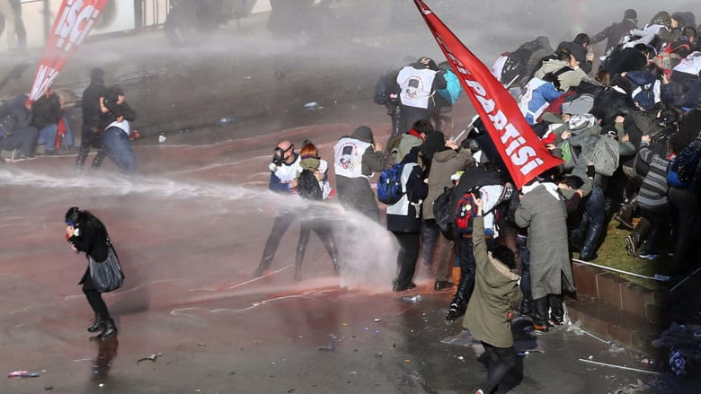 خرطوم مياه يسقط صحفية تركية وهي تغطي احتجاجا ضدّ إردوغان