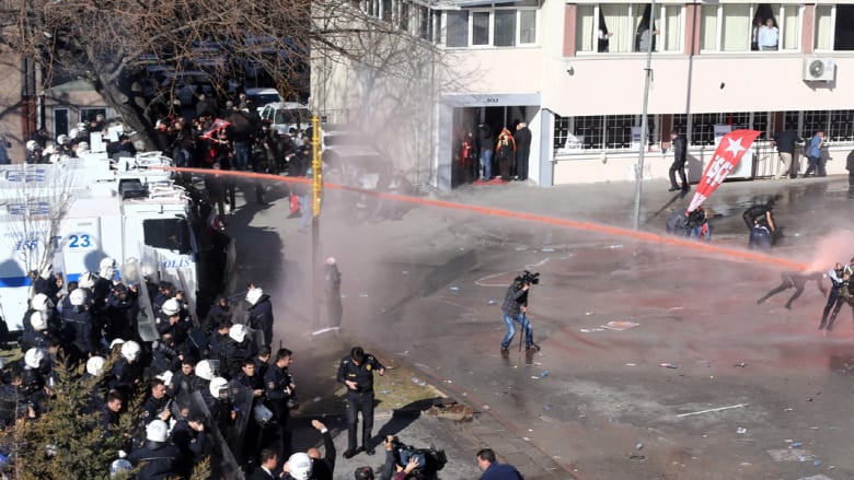 خرطوم مياه يسقط صحفية تركية وهي تغطي احتجاجا ضدّ إردوغان