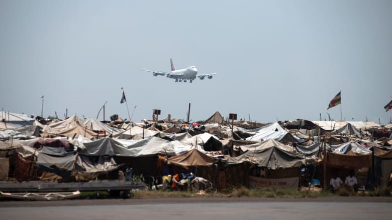 "زعتري" إفريقيا... المطار يتحول لمخيم ينام تحت طائراته 60 ألفا أغلبهم مسلمون