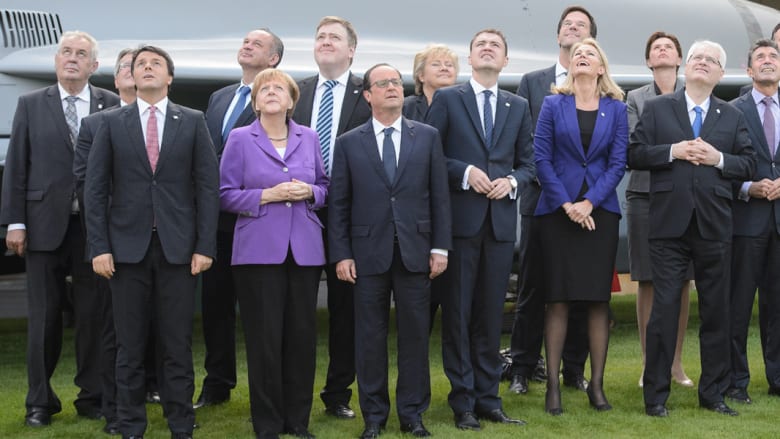 خداع الصور.. لماذا ينظر هولاند شمالا فيما ينظر جميع قادة الناتو يمينا؟