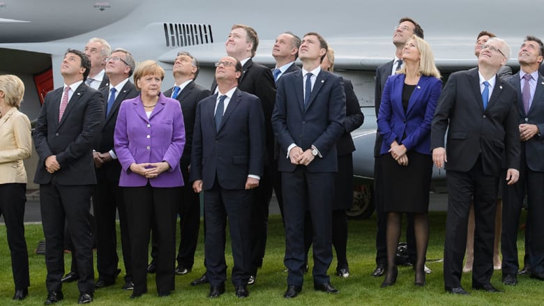 خداع الصور.. لماذا ينظر هولاند شمالا فيما ينظر جميع قادة الناتو يمينا؟