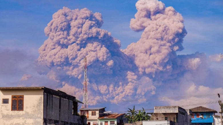 بركان سينابونغ ينفث الرماد في صورة التقطت له من جزيرة سومطرة الإندونيسية في 14 ديسمبر