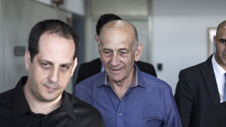 السجن 6 سنوات لرئيس الحكومة الإسرائيلي السابق بقضية فساد