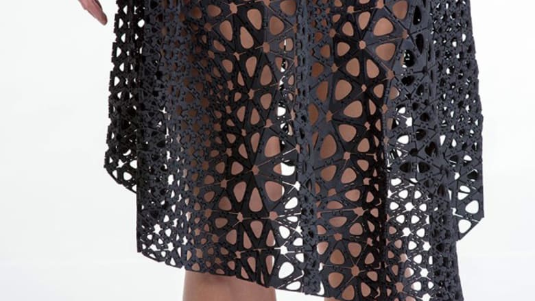 بالصور.. هل يمكنك التفريق بين فستان بلاستيكي بطباعة ثلاثية الأبعاد وآخر مصنوع من القماش؟