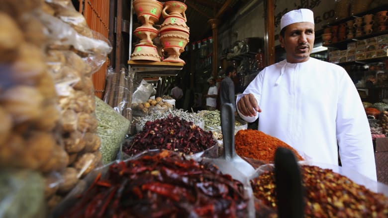 بين الزعفران الأحمر والهيل الأخضر..صور في سوق التوابل في دبي