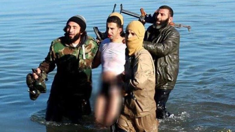 بالصور.. الضابط الطيار الأردني بقبضة داعش بعد سقوط طائرته فوق الرقة