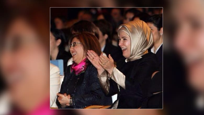 نساء تركيا يعلن حملة "قهقهة" بعد أن نصح مسؤول بعدم ضحك النساء علناً