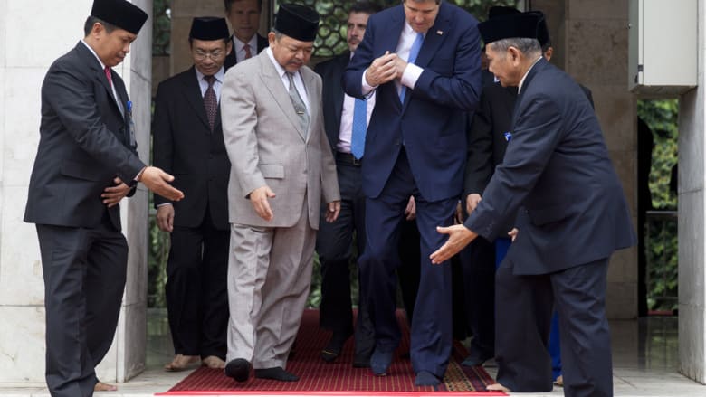 كيري يقرع طبول الصلاة لمسلمي إندونيسيا بأحد أكبر مساجد العالم