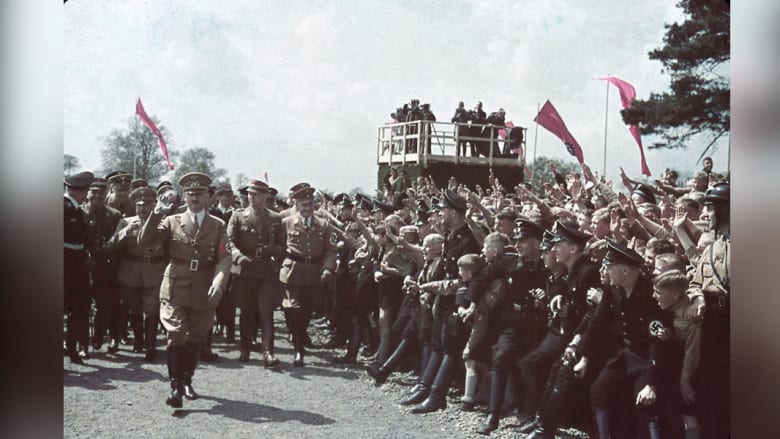 "في حب هتلر"..صور ملونة لطاغية بين الحشود