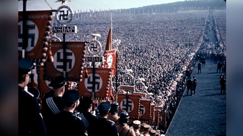 "في حب هتلر"..صور ملونة لطاغية بين الحشود
