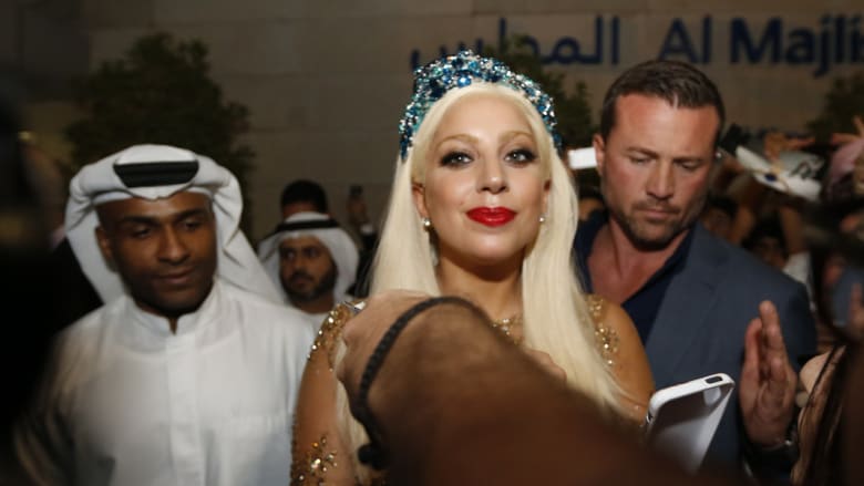 بالصور.. وصول المغنية ليدي غاغا إلى دبي لإحياء حفل موسيقي الأربعاء