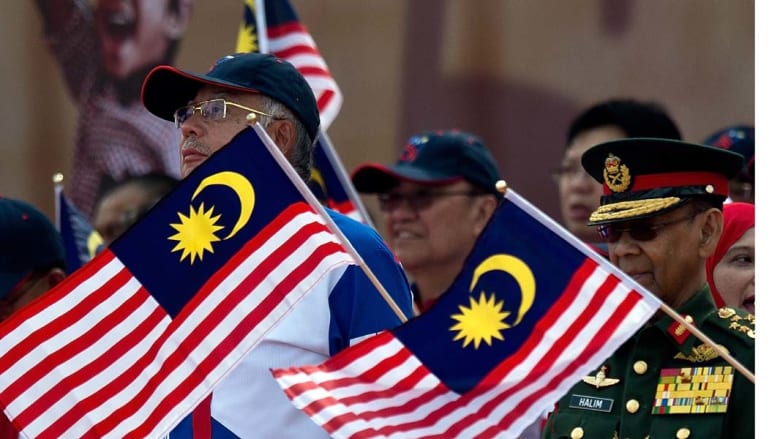 كوالالمبور، ماليزيا- ملك ماليزيا عبد الحليم معظم شاه (يمين) ورئيس الوزراء نجيب رزاق (يسار) يحضران عرضا عسكرياً في اليوم الوطني 31 أغسطس/ آب 2014