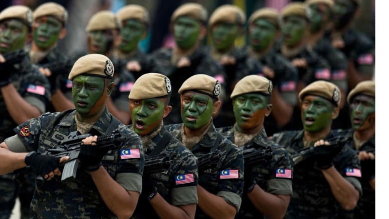 كوالالمبور، ماليزيا- جنود مشاركون في العرض العسكري بمناسبة الاحتفال باليوم الوطني لماليزيا 31 أغسطس/ آب 2014