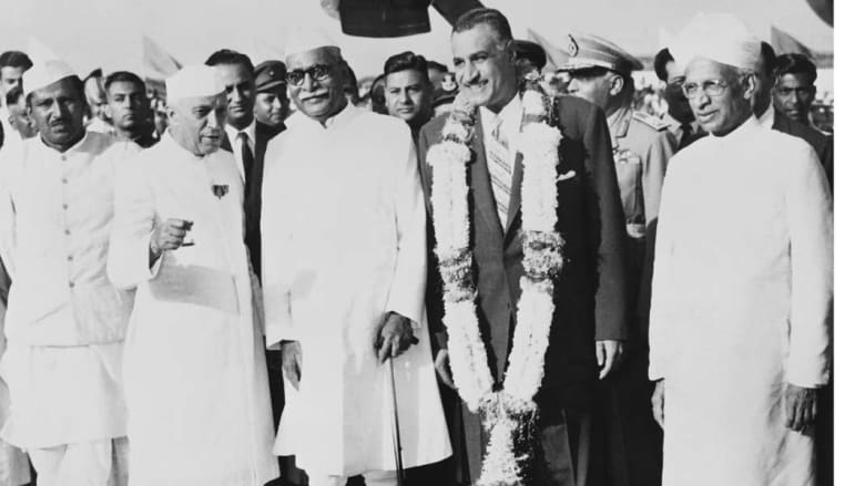 الرئيس المصري الراحل جمال عبد الناصر مع الزعيم الهندي رئيس الوزراء جواهر لال نهرو (الثاني من اليسار)، نيودلهي، 30 مارس/ آذار 1960